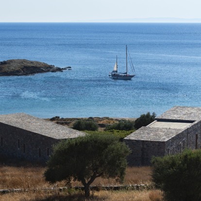 Less is more: Μια ματιά σε ένα πέτρινο συγκρότημα κατοικιών στη Σύρο που μοιάζει να αναδύθηκε από την γη 