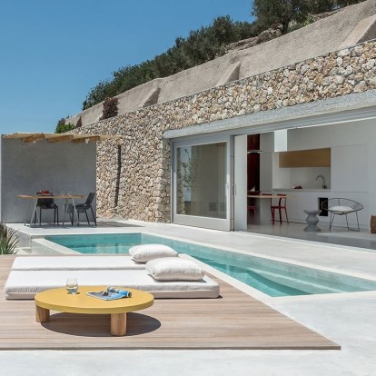 Mένουμε Ελλάδα: Ένα υπόσκαφο σπίτι στη Σαντορίνη γίνεται το απόλυτο καλοκαιρινό όνειρο 