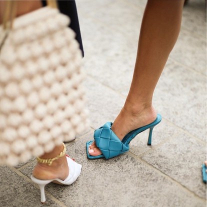 Summer’s hot sandals: Ανανεώστε την γκαρνταρόμπα σας με τα πιο στιλάτα σανδάλια που αποτελούν το must-have κομμάτι του καλοκαιριού 