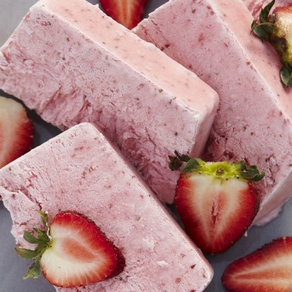 Η Χριστίνα Κάκκου της Sugarela μας δείχνει την πιο νόστιμη συνταγή για Semifreddo φράουλα