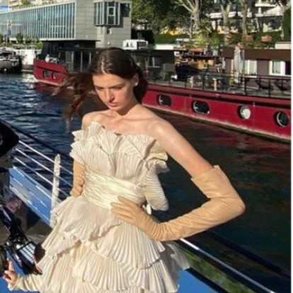 O Olivier Rousteing διοργάνωσε ένα πλωτό show στο Σηκουάνα συμμετέχοντας με τον τρόπο του στην Εβδομάδα Μόδας Υψηλής Ραπτικής του Παρισιού 