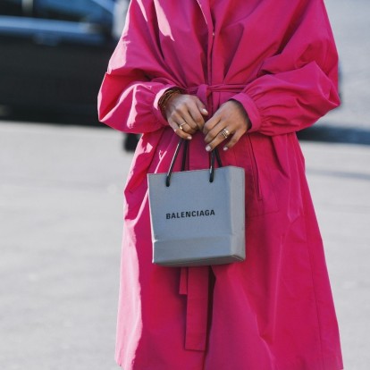 Fuchsia vibes: Έτσι θα εντάξετε στην γκαρνταρόμπα σας το πιο pop colour της σεζόν 