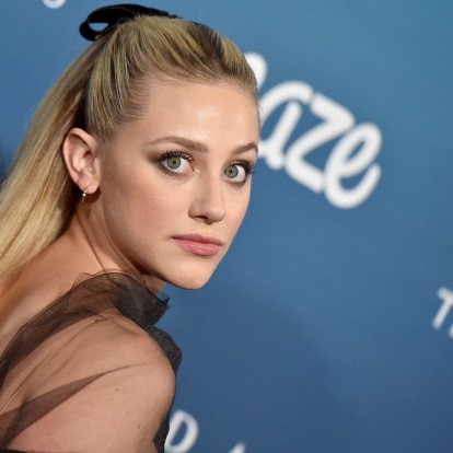 H διάσημη ηθοποιός του Riverdale, Lili Reinhart δοκιμάζει 9 πράγματα που δεν έχει ξανακάνει ποτέ 