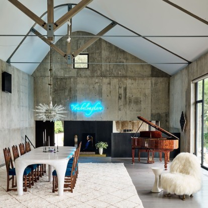 Ένα brutalist σπίτι στο Austin μετατράπηκε σε μια statement κατοικία εμπνευσμένη από τη σύγχρονη τέχνη