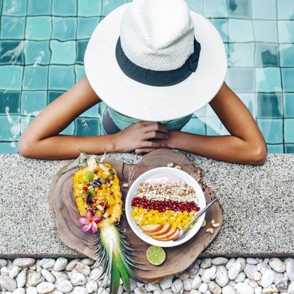 Detox Now: Πώς να αποτοξινωθείτε σωστά το καλοκαίρι και να σταματήσετε το ενοχλητικό φούσκωμα 