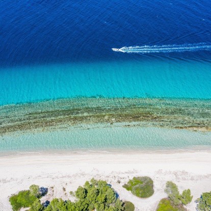 Greece Unplugged: Γνωρίστε τους κρυμμένους «θησαυρούς» αγαπημένων μας καλοκαιρινών προορισμών μέσα από τα μυστικά που αποκαλύπτουν 3 top summer insiders 