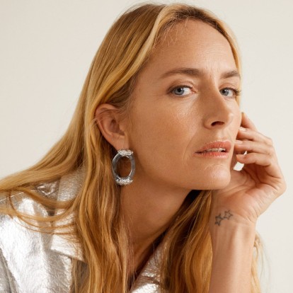Jewels Lovers: Τα σκουλαρίκια που θα αναδείξουν κάθε summer look σας 