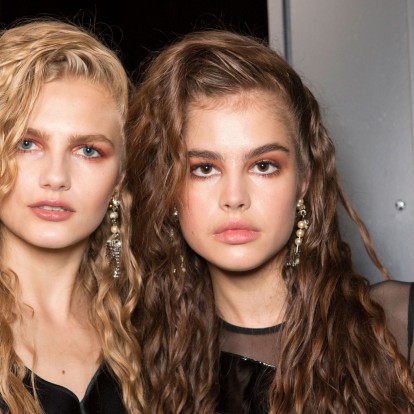 Θέλετε να δυναμώσετε τα μαλλιά σας; 5+1 τροφές που θα τους χαρίσουν λάμψη και υγεία 