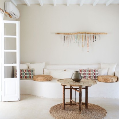 Μπείτε στο απόλυτο καλοκαιρινό mood υιοθετώντας την απόχρωση του λευκού στο σπίτι σας 