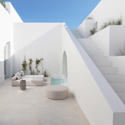 Περιηγηθείτε σε δυο καλοκαιρινές κατοικίες στη Σαντορίνη με μαγευτική θέα στο απέραντο γαλάζιο της θάλασσας