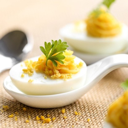 Βαρεθήκατε τα αυγά ποσέ; Δοκιμάστε την λαχταριστή συνταγή του Άκη Πετρετζίκη για μοναδικά eggs mimosa 