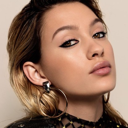 Τα 14 μαύρα eyeliners που θα σας χαρίσουν γατίσιο βλέμμα με μία μόνο κίνηση