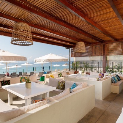 Greet & Meet: Ζήστε μια αλλιώτικη εμπειρία διασκέδασης στο πιο premium beach bar της Ελλάδας 