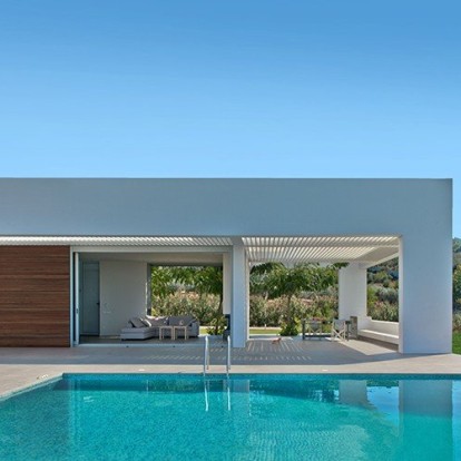 Μια ματιά στο Examilia House στην Κόρινθο που συνδυάζει το σύγχρονο design με τη λειτουργικότητα