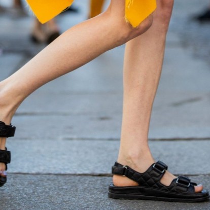 Tα μόνα μαύρα σανδάλια που θα σας χαρίσουν διαχρονικότητα και στιλ