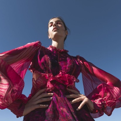 Με άρωμα Ελλάδας, οι δημιουργίες της σχεδιάστριας υψηλής ραπτικής Cristina Varotsos κλέβουν την παράσταση