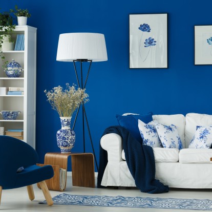 Electric Blue: Το χρώμα της φετινής χρονιάς που θα πρωταγωνιστήσει σε κάθε γωνιά της κατοικίας σας