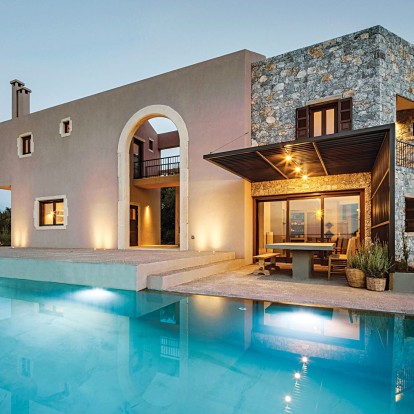 Η αρχιτέκτονας Ναταλία Κοκοσαλάκη μας ξεναγεί σε μια κομψή, εξοχική κατοικία με απόλυτο σεβασμό στην κρητική γη, αρχιτεκτονική και κουλτούρα