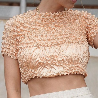 Popcorn shirt: Μία από τις πιο αμφιλεγόμενες τάσεις των '90s που επιστρέφει 