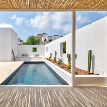 Μια λευκή κατοικία που μοιάζει με πύργο στην Puglia της Ιταλίας που θα σας συναρπάσει