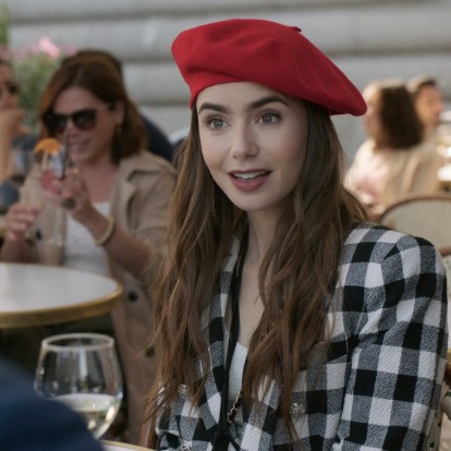 Emily in Paris: Αυτή είναι η νέα fashion σειρά που θα γίνει η επόμενη εμμονή μας 