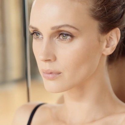 Chanel: Δείτε την ακαταμάχητη Γαλλίδα σταρ, Marine Vacth, στη νέα foundation καμπάνια του οίκου 