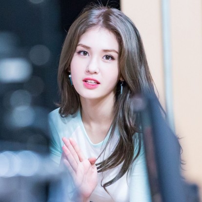 Η 19χρονη K-pop star, Jeon Somi, αποκαλύπτει τα skincare μυστικά της βραδινής της ρουτίνας 