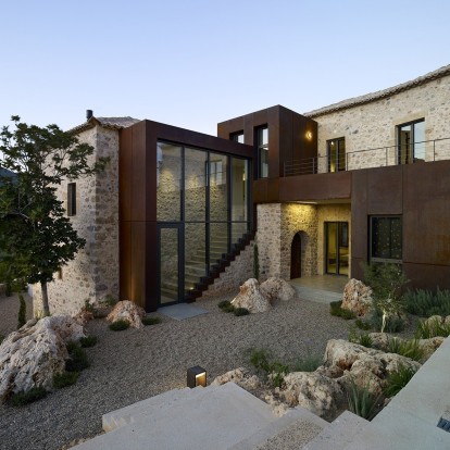 Το Rusted Mill house στη Μάνη είναι μια πανέμορφη εξοχική κατοικία με αγάπη για την παράδοση 