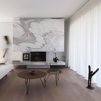 Ένα ζευγάρι μουσικών εμπνέεται σ' ένα σχεδόν διάφανο διαμέρισμα στο Ελληνικό 