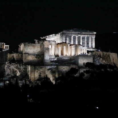 Αθήνα: Η Ακρόπολη πλημμύρισε με το νέο εντυπωσιακό φως σε μια πραγματικά κατανυκτική τελετή 