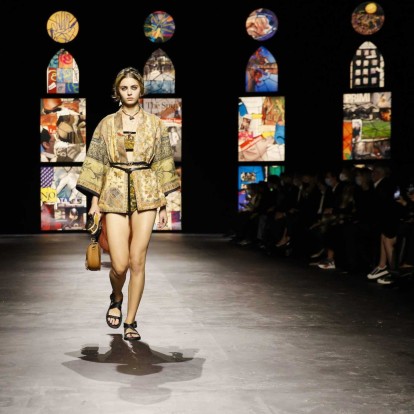 Christian Dior: H Maria Grazia Chiuri επαναπροσδιορίζει την ταυτότητα του couture οίκου και την προσαρμόζει στη νέα πραγματικότητα 