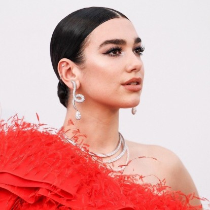 Η Dua Lipa και ο James Corden διασκευάζουν τις επιτυχίες της τραγουδίστριας και τις προσαρμόζουν στα τωρινά δεδομένα
