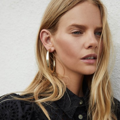 Οι χρυσοί κρίκοι είναι το φετινό must-have αξεσουάρ κι εμείς σας παρουσιάζουμε τους καλύτερους 