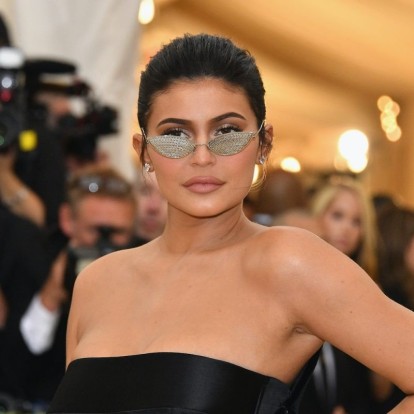 H Κylie Jenner αποκαλύπτει τι έχει στην τσάντα της τώρα που έγινε μανούλα 