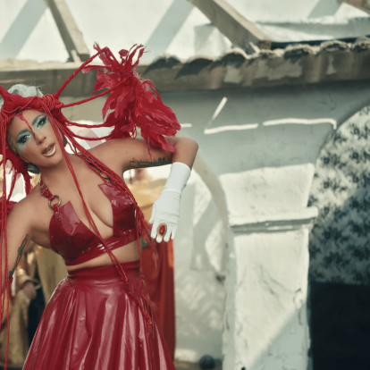 To νέο τραγούδι της Lady Gaga που σαρώνει στο YouTube φέρει το όνομα "911" & μας βάζει στον μυσταγωγικό κόσμο της
