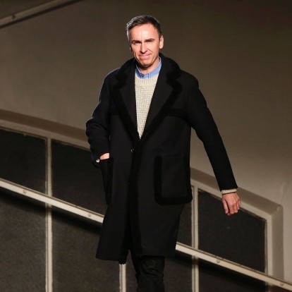 Ο καταξιωμένος σχεδιαστής, Raf Simons, θα κυκλοφορήσει την πρώτη του γυναικεία συλλογή 