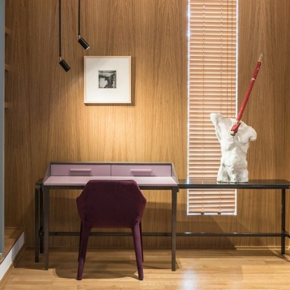  Μια διώροφη ιδιωτική κατοικία στο Ωραιόκαστρο της Θεσσαλονίκης που συνδυάζει το μάρμαρο με το ξύλο