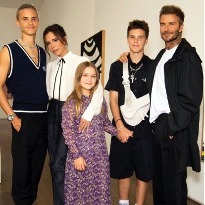 Η Victoria Beckham παρουσίασε τη SS21 collection με μόνο κοινό την οικογένειά της