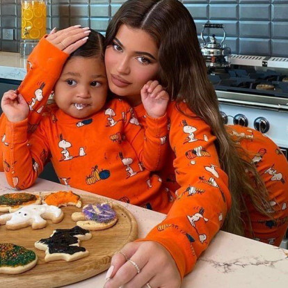 Η Kylie Jenner έφτιαξε την πιο εύκολη & γρήγορη συνταγή για Halloween cookies μαζί με την κόρη της, Stormi