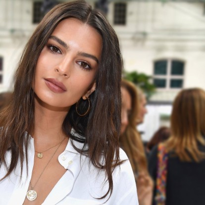 Emily Ratajkowski: Το top model, ακτιβίστρια κι επιχειρηματίας εκδίδει το πρώτο της βιβλίο με δοκίμια που αφορούν στο body shaming και τη γυναικεία ενδυνάμωση