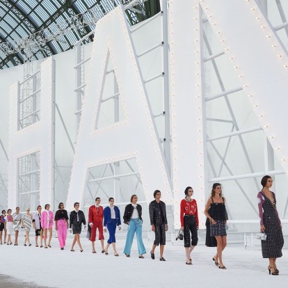 Οι οίκοι Louis Vuitton & Chanel έφεραν καλλιτεχνικό αέρα και Nouvelle Vague αισθητική στην τελευταία ημέρα της Εβδομάδας Μόδας στο Παρίσι 