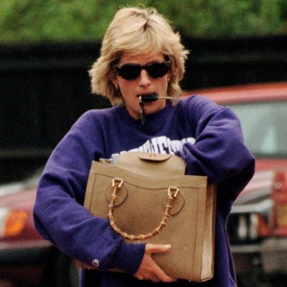 To brand Rowing Blazers επανακυκλοφορεί δύο από τα signature πουλόβερ της πριγκίπισσας Diana