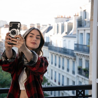 5 σειρές και μία ταινία για να παρακολουθήσετε εάν αγαπήσατε το "Emily In Paris" 