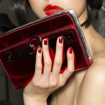 Period Red Nails: Τα κόκκινα βερνίκια νυχιών που θα απογειώσουν το μανικιούρ σας