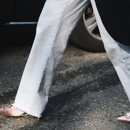 Flared τζιν: Οι καλύτεροι & πιο updated τρόποι για να το φορέσετε τους επόμενους μήνες 