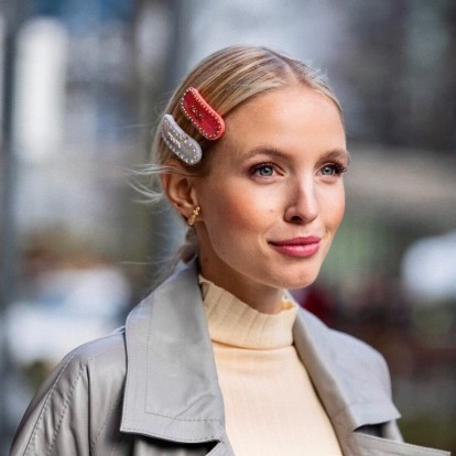 5 chic χτενίσματα με hair clips που μπορείτε να δημιουργήσετε σε 5 λεπτά