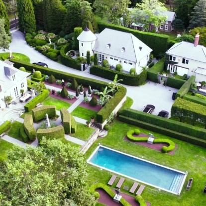 Σε ένα πολυτελές συγκρότημα στα Hamptons, το απαράμιλλο design έχει εξασφαλίζει ένα εντυπωσιακό αποτέλεσμα