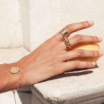 Stack Your Jewelry: Tα κοσμήματα που μπορείτε να φοράτε όλα μαζί 