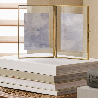 Οι κορνίζες που θα αποτελέσουν την ιδανική προσθήκη στο σαλόνι σας και θα ανανεώσουν τον χώρο σας