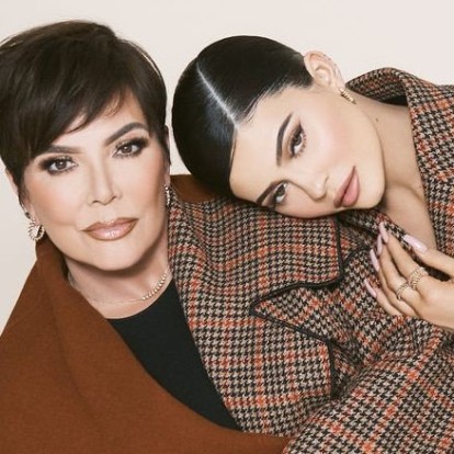 Δείτε την Kris Jenner να δημιουργεί ένα βραδινό μακιγιάζ στην κόρη της Kylie 